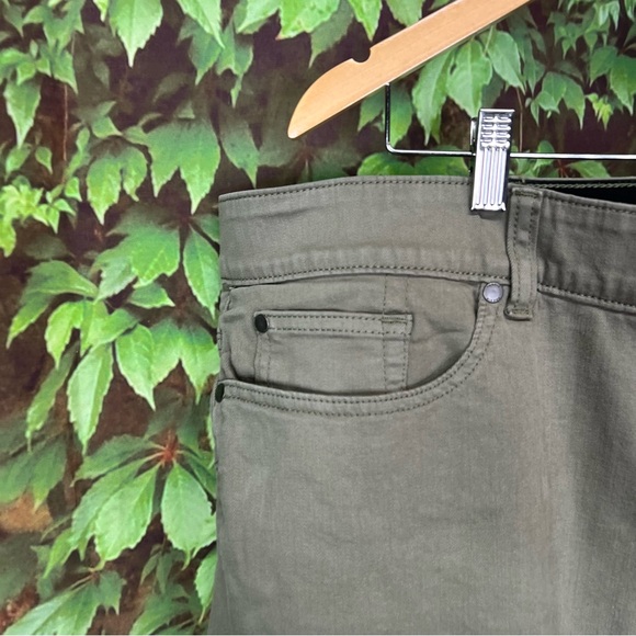 NWT TORRID Olive Cropped Bombshell Skinny Jeans, 28W - Picture 3 of 11